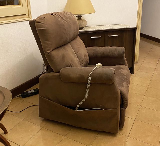 Sillón reclinable eléctrico marrón