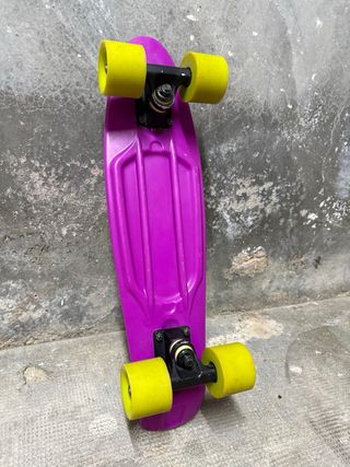 Monopatín Morado con Ruedas Amarillas
