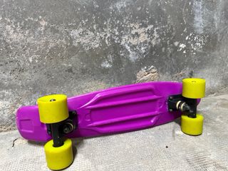 Monopatín Morado con Ruedas Amarillas