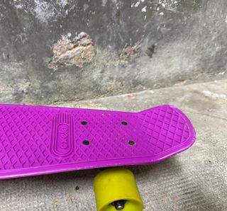 Monopatín Morado con Ruedas Amarillas