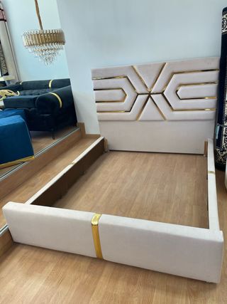 Cama Beige y Dorada