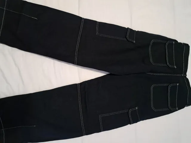 Vaqueros cargo negros con pespuntes