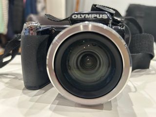 Cámara Olympus SP810UZ 14MP + Bolso