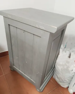 Mesita de noche madera y pomos metál