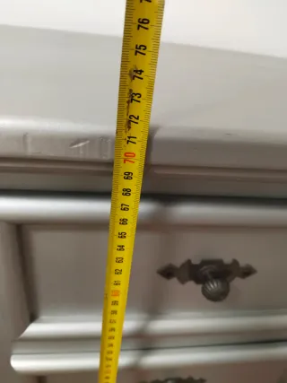 Mesita de noche madera y pomos metál