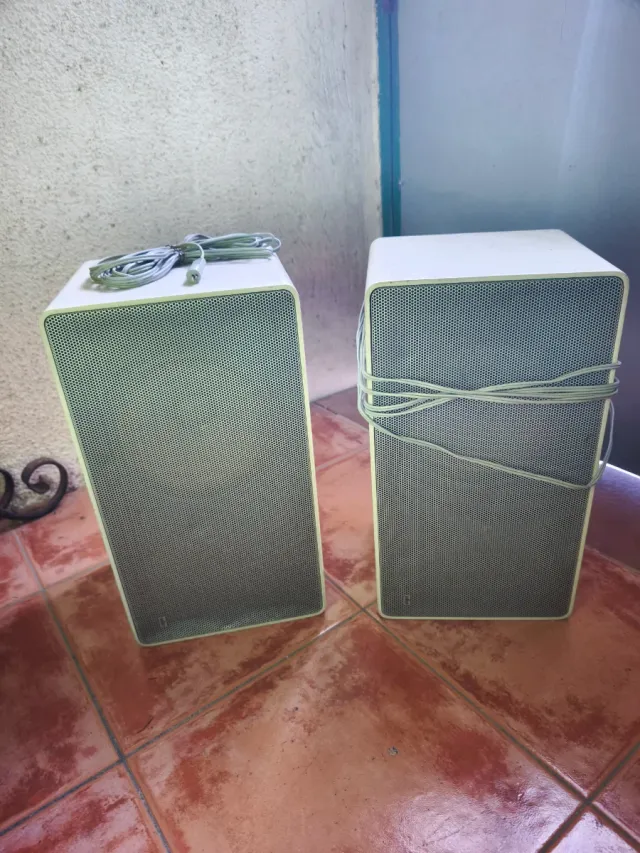 Altavoces Blancos con Rejilla Gris