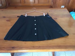 Monísima minifalda de marca en piel negra.