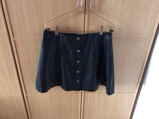 Monísima minifalda de marca en piel negra.