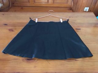 Monísima minifalda de marca en piel negra.