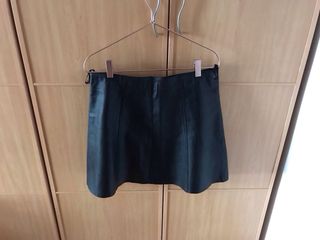 Monísima minifalda de marca en piel negra.
