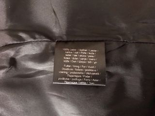 Monísima minifalda de marca en piel negra.