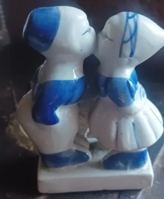 Pareja Holandesa Besándose Figura Cerámica