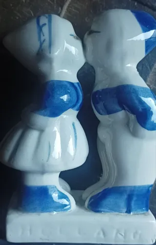 Pareja Holandesa Besándose Figura Cerámica