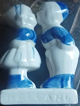 Pareja Holandesa Besándose Figura Cerámica