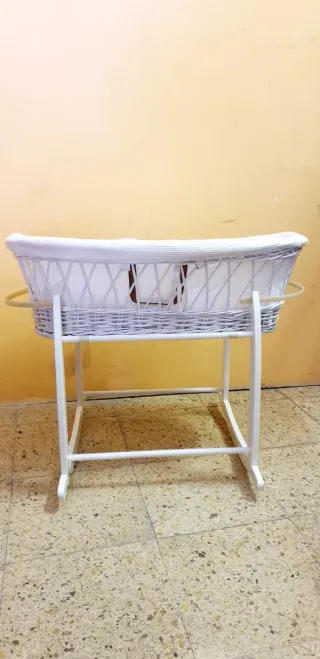CUNA MOISÉS DE MIMBRE Y SOPORTE DE MADERA