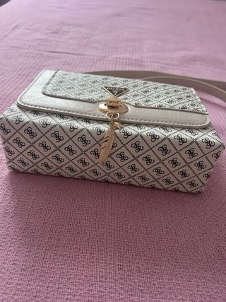 Bolso Guess Blanco y Dorado