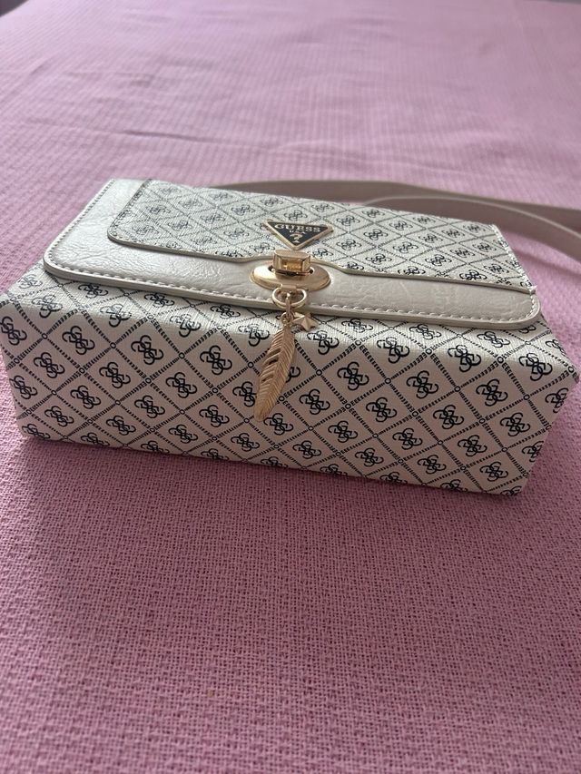 Bolso Guess Blanco y Dorado
