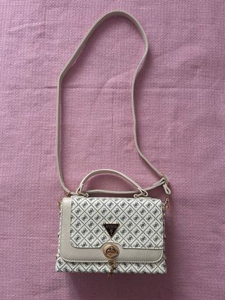 Bolso Guess Blanco y Dorado