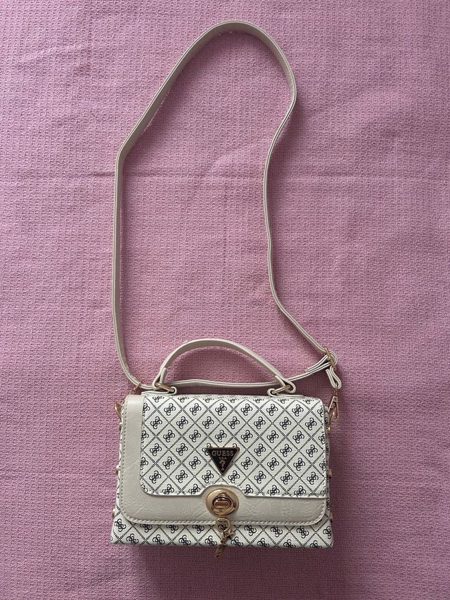 Bolso Guess Blanco y Dorado