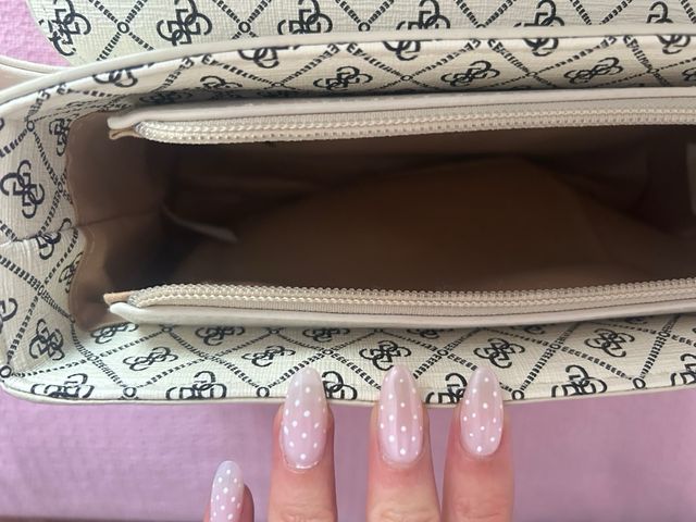 Bolso Guess Blanco y Dorado