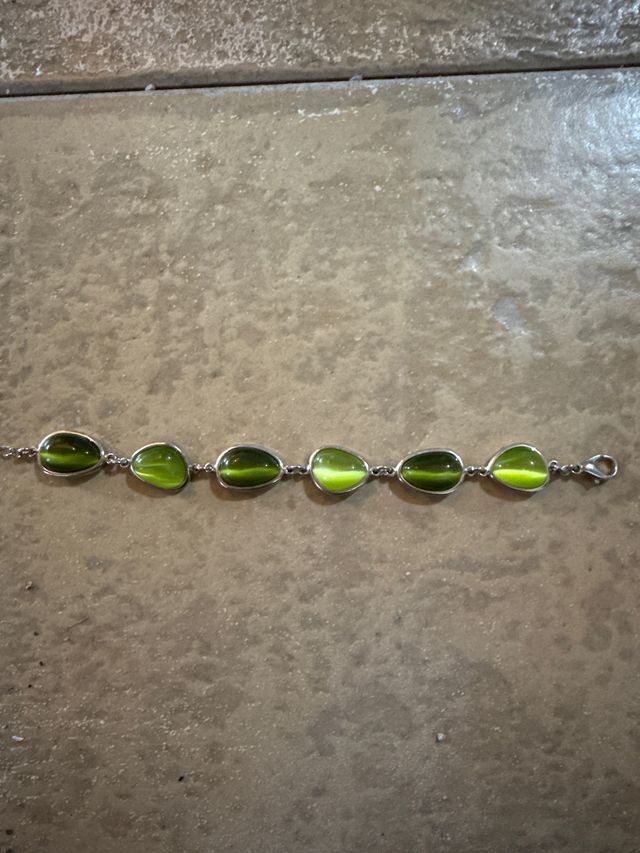Pulsera verde con piedras ovaladas
