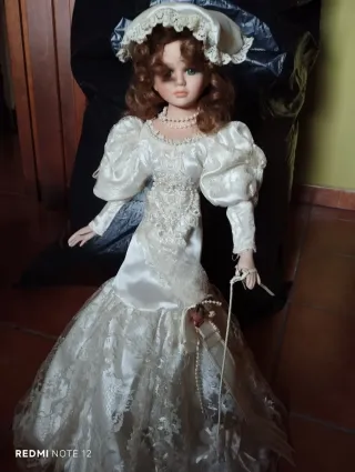 Muñeca de porcelana vestida de novia