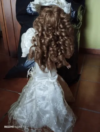 Muñeca de porcelana vestida de novia