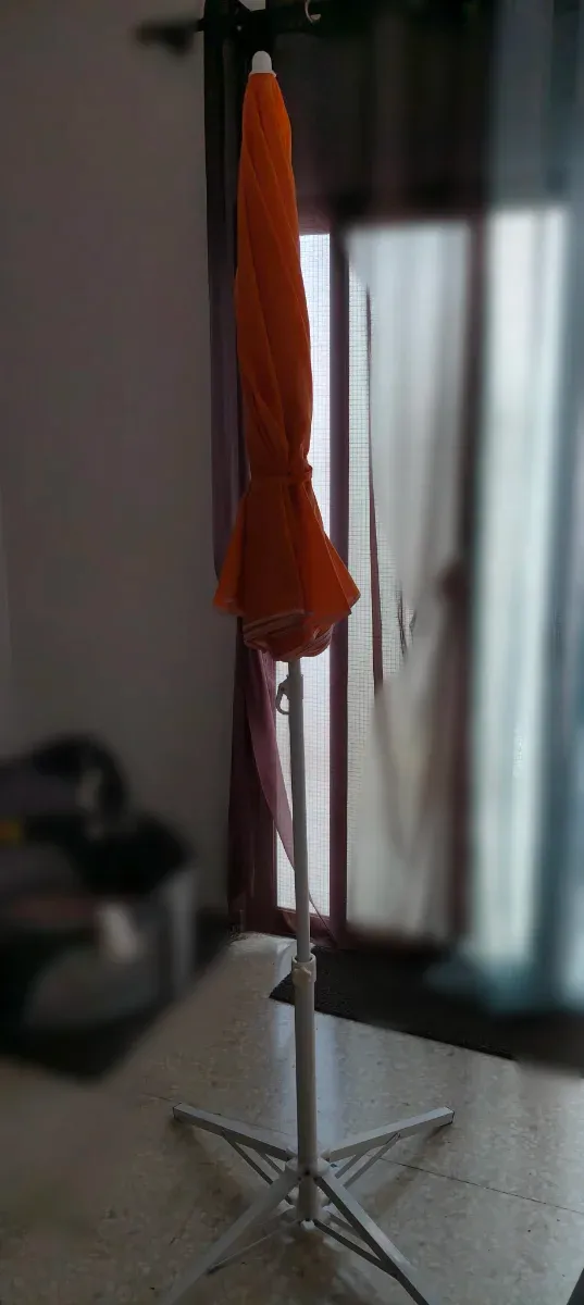 Sombrilla naranja/amarilla con base plegable