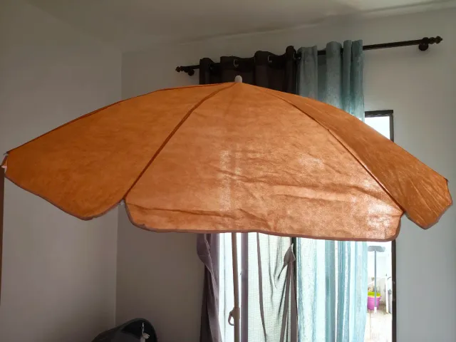 Sombrilla naranja/amarilla con base plegable