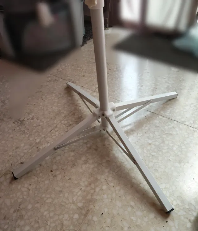 Sombrilla naranja/amarilla con base plegable