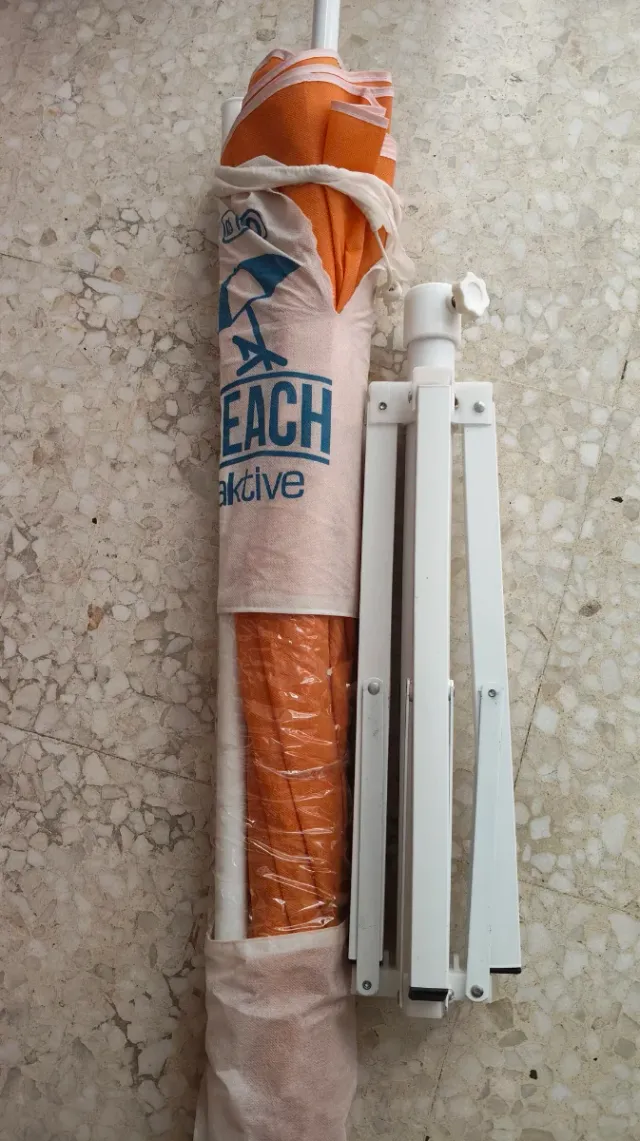 Sombrilla naranja/amarilla con base plegable