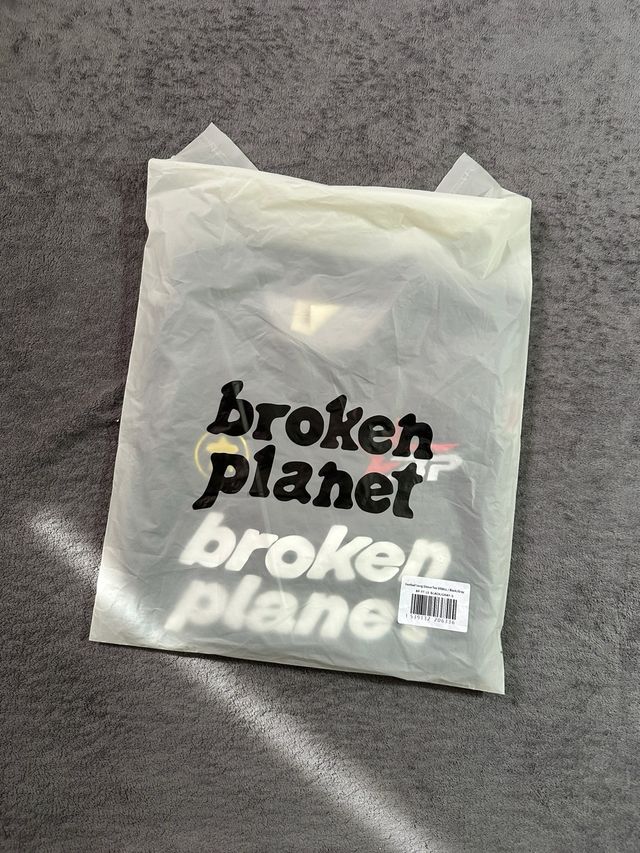 Broken Planet Camiseta Negra