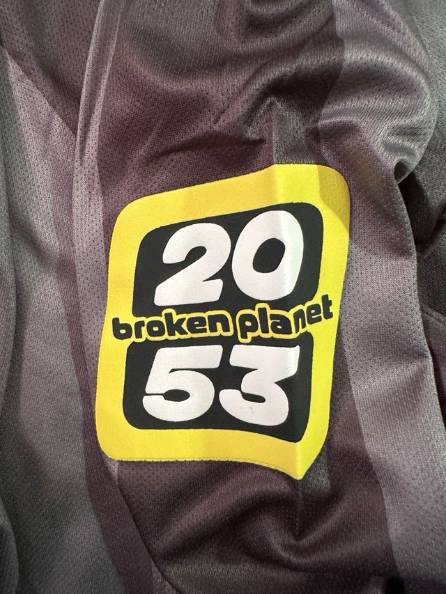 Broken Planet Camiseta Negra