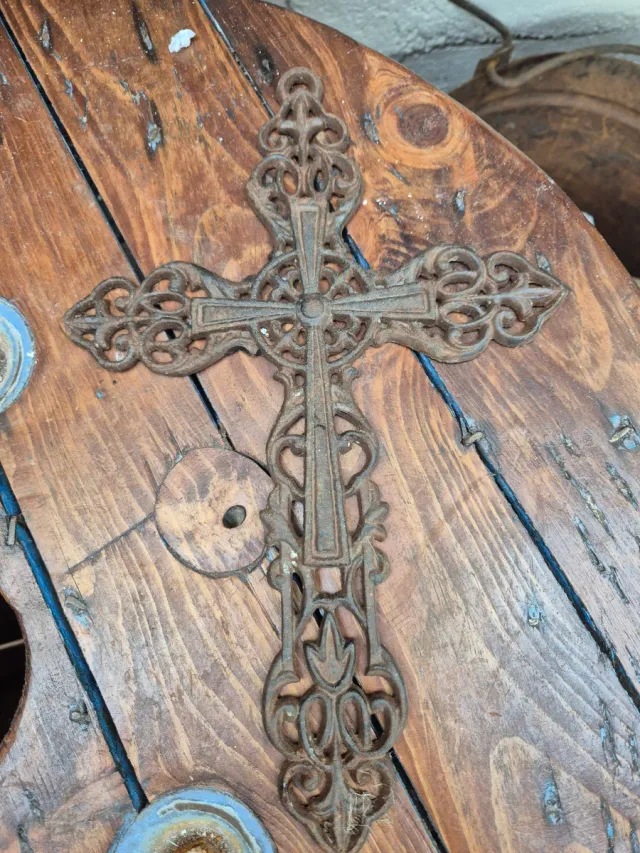 Cruz de hierro forjado