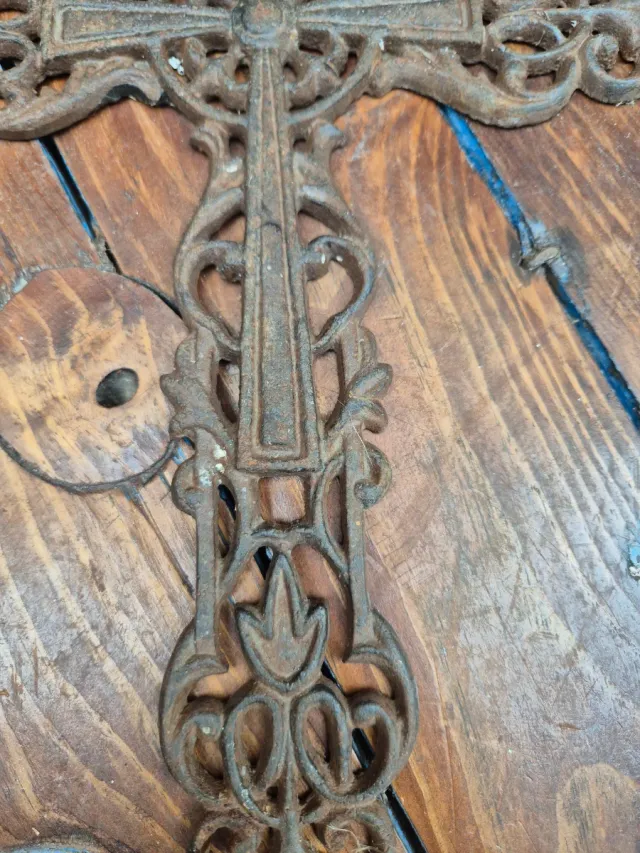 Cruz de hierro forjado