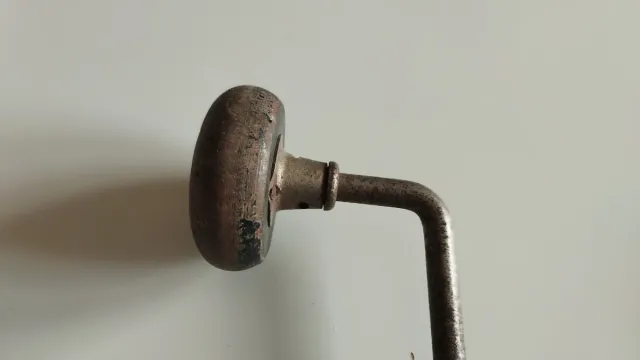 Manivela antigua de madera y metal