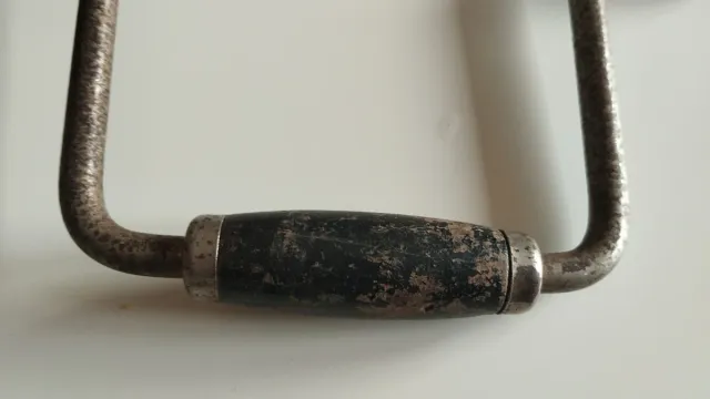 Manivela antigua de madera y metal