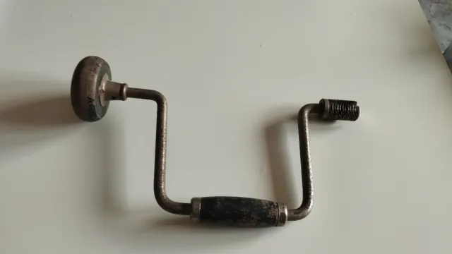 Manivela antigua de madera y metal