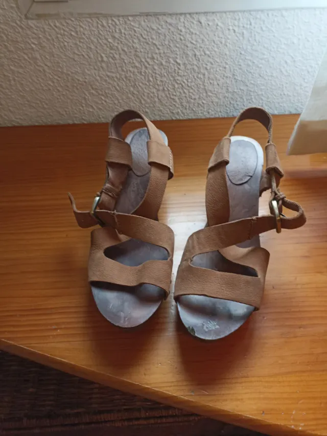 Sandalias de piel con tiras