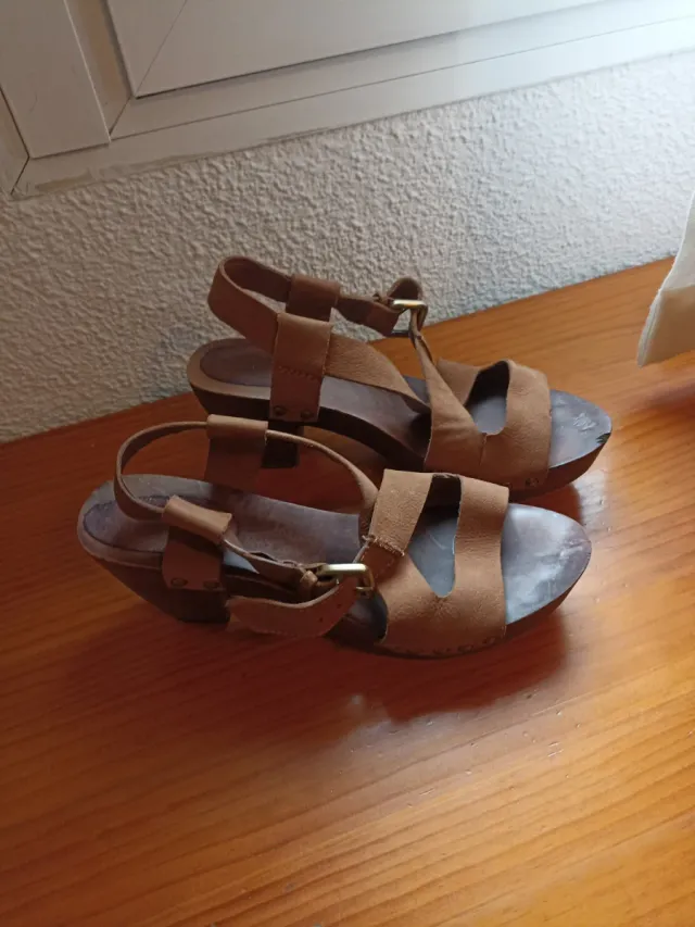 Sandalias de piel con tiras