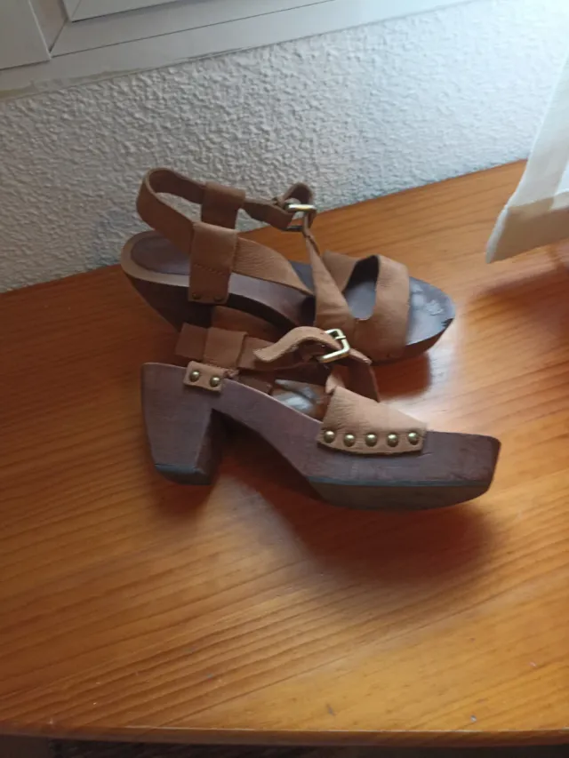 Sandalias de piel con tiras