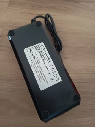 Cargador Batería Patinete Eléctrico 54.6V 4A