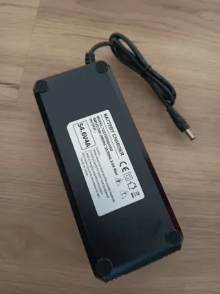 Cargador Batería Patinete Eléctrico 54.6V 4A