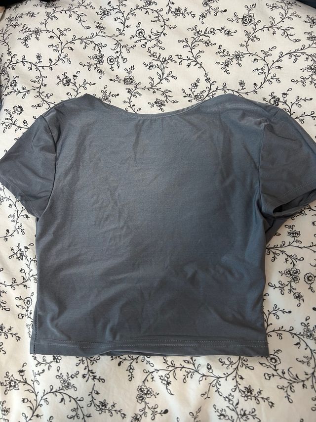 Top gris espalda descubierta