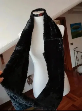 Stola Artigli nera in pelliccia sintetica