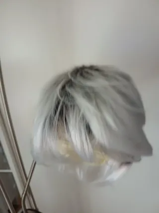 Peluca Gris y Blanca .Sintética. Nuevo.