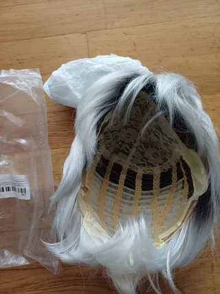 Peluca Gris y Blanca .Sintética. Nuevo.