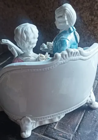 Pareja de porcelana sentada en banco