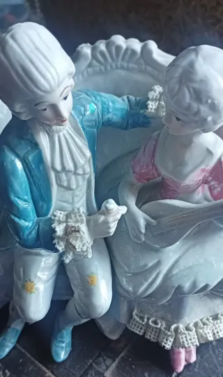 Pareja de porcelana sentada en banco