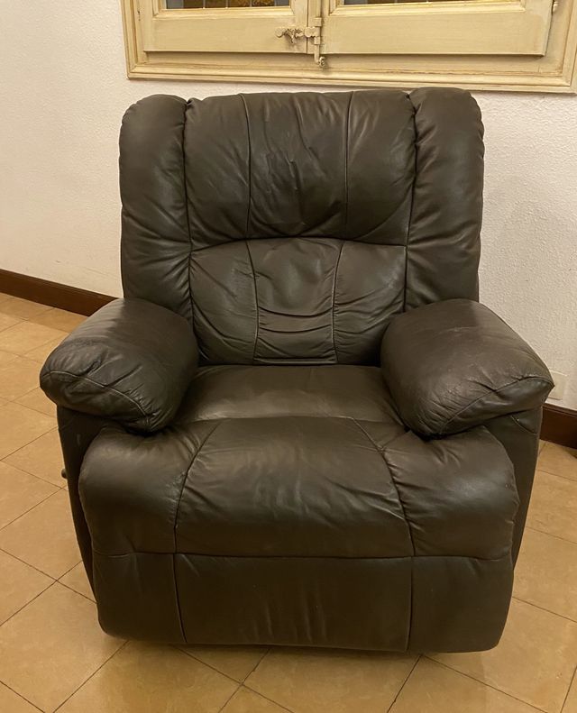 Sillón reclinable de piel marrón
